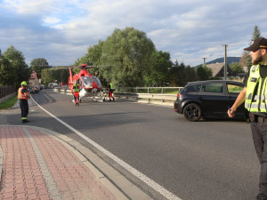 Pro motorkáře letěl vrtulník. V Adolfovicích ho při odbočování srazil osmnáctiletý řidič