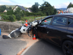 Pro motorkáře letěl vrtulník. V Adolfovicích ho při odbočování srazil osmnáctiletý řidič