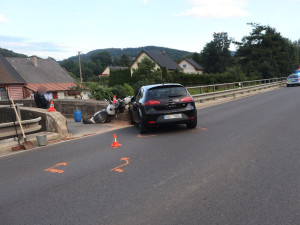 Pro motorkáře letěl vrtulník. V Adolfovicích ho při odbočování srazil osmnáctiletý řidič