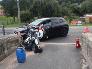 Pro motorkáře letěl vrtulník. V Adolfovicích ho při odbočování srazil osmnáctiletý řidič