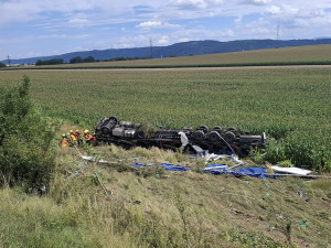 D1 je na Přerovsku zavřená. Z dálnice se zřítil kamion, pro řidiče letěl vrtulník