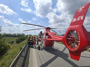 D1 je na Přerovsku zavřená. Z dálnice se zřítil kamion, pro řidiče letěl vrtulník