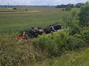 D1 je na Přerovsku zavřená. Z dálnice se zřítil kamion, pro řidiče letěl vrtulník