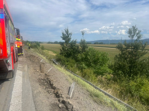 D1 je na Přerovsku zavřená. Z dálnice se zřítil kamion, pro řidiče letěl vrtulník