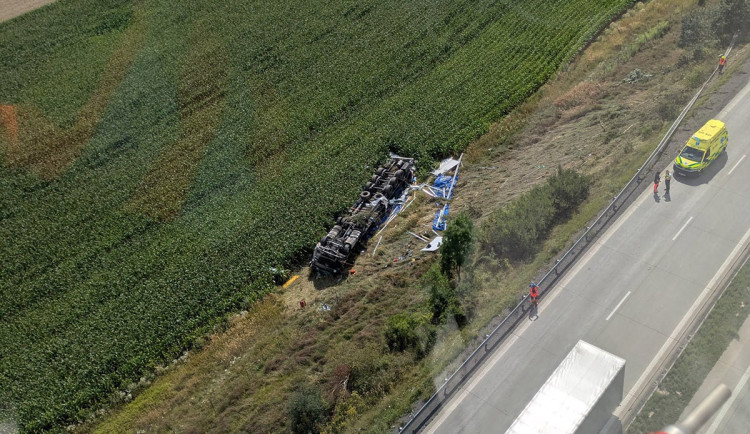 D1 je na Přerovsku zavřená. Z dálnice se zřítil kamion, pro řidiče letěl vrtulník