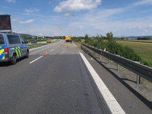 Havarovaný kamion u D1 vyprostili z pole u Lipníku ve tři hodiny ráno. Škoda jde do milionů