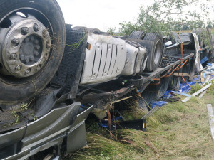 Havarovaný kamion u D1 vyprostili z pole u Lipníku ve tři hodiny ráno. Škoda jde do milionů