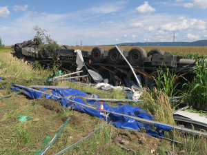 Havarovaný kamion u D1 vyprostili z pole u Lipníku ve tři hodiny ráno. Škoda jde do milionů