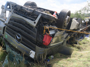 Havarovaný kamion u D1 vyprostili z pole u Lipníku ve tři hodiny ráno. Škoda jde do milionů