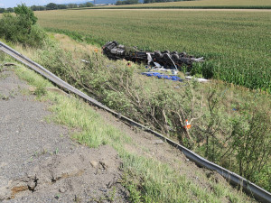 Havarovaný kamion u D1 vyprostili z pole u Lipníku ve tři hodiny ráno. Škoda jde do milionů