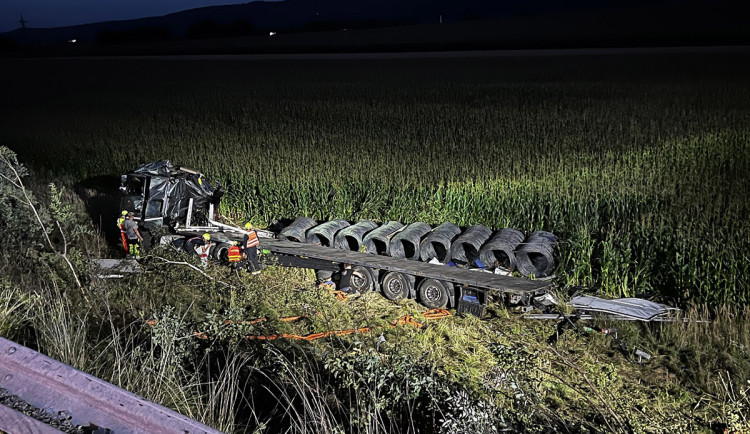 Havarovaný kamion u D1 vyprostili z pole u Lipníku ve tři hodiny ráno. Škoda jde do milionů