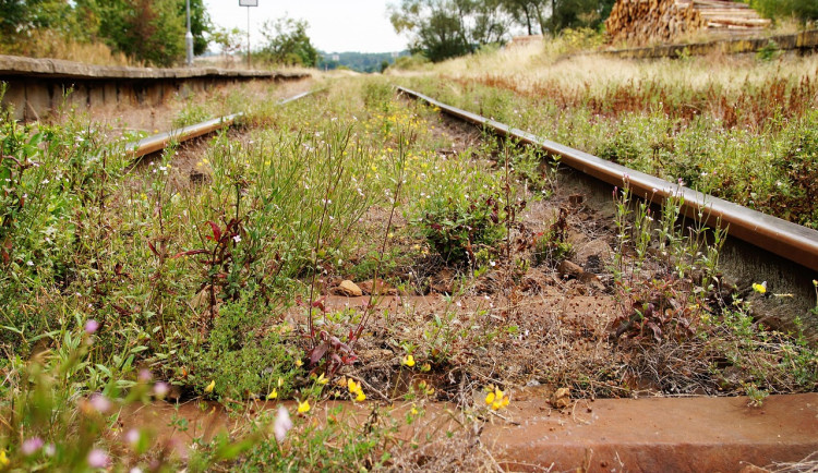 Brňana trápily vztahové problémy, opilý chtěl skočit pod vlak. Zasáhli strážníci