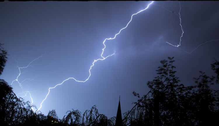Meteorologové varují před silnými bouřkami. Přijít by měly dnes večer