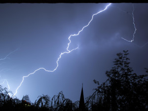 Meteorologové varují před silnými bouřkami. Přijít by měly dnes večer