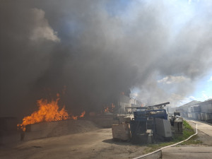 Černý dým byl vidět až z Olomouce. S požárem průmyslového areálu bojovalo 8 jednotek hasičů