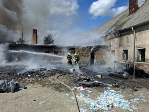 Černý dým byl vidět až z Olomouce. S požárem průmyslového areálu bojovalo 8 jednotek hasičů