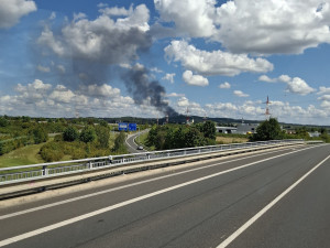 Černý dým byl vidět až z Olomouce. S požárem průmyslového areálu bojovalo 8 jednotek hasičů