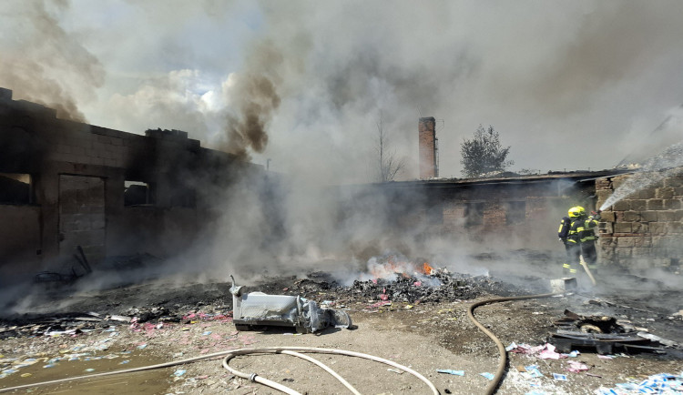 Černý dým byl vidět až z Olomouce. S požárem průmyslového areálu bojovalo 8 jednotek hasičů
