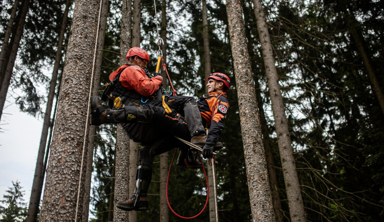 Záchrana ve větvích Orlických hor: Hasiči lezci nasadili lana i novou šestikolku