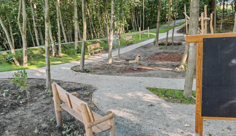 V Hošťálkovicích otevřeli první lesní hřiště s přírodními prvky