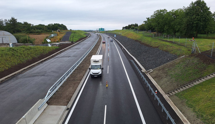 ČERVENEC 2025: Otevření D35 u Olomouce, blackout, bouřky. Při letecké havárii zemřel známý lékař