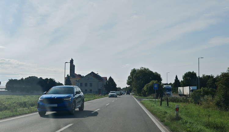 Doprava na silnici II/635 v obci Příkazy - ilustrační foto