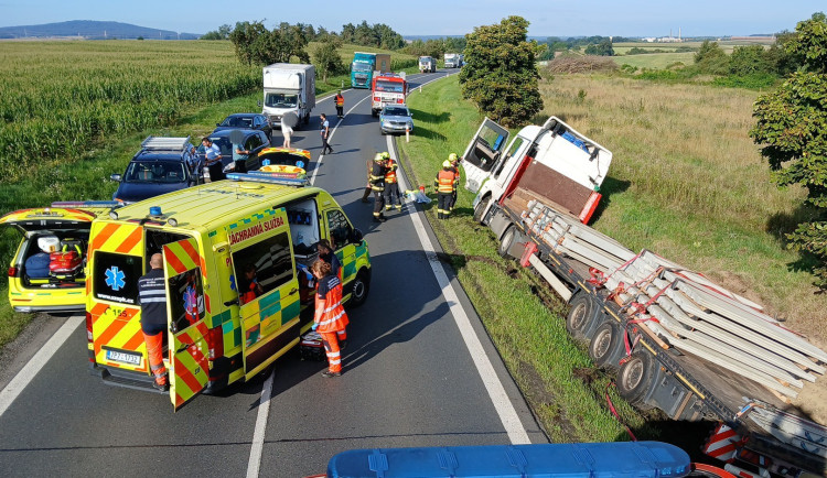 Cizinec zkolaboval za volantem kamionu a havaroval. Záchranáři řidiče několik minut oživovali