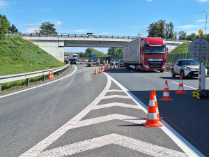 Kolony na D46. Mezi Olomoucí a Prostějovem probíhají velkoplošné opravy vytížené dálnice