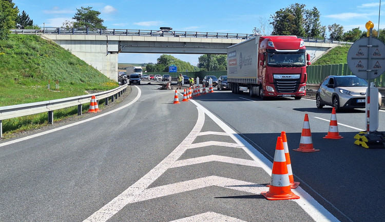 Kolony na D46. Mezi Olomoucí a Prostějovem probíhají velkoplošné opravy vytížené dálnice
