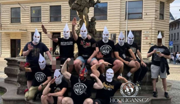 Policie identifikovala fanoušky Sparty, kteří v Olomouci hajlovali v bílých kuklách. Trest je nemine