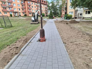 Lampy uprostřed chodníku rozladily část Šumperanů. Dočasná a bezpečnější varianta, objasnilo město