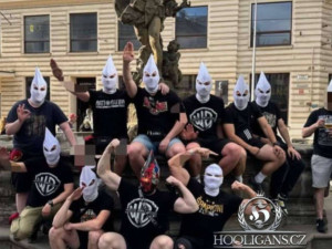 Policie identifikovala fanoušky Sparty, kteří v Olomouci hajlovali v bílých kuklách. Trest je nemine