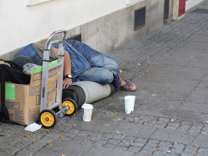 Méně bivakování, více přestupků s alkoholem. Olomouc neustále řeší chování bezdomovců
