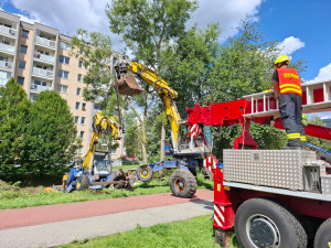 Jeden špatný krok? V Jeseníku hasiči lovili z potoka kráčející bagr