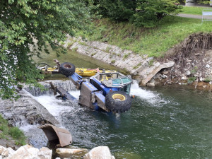 Jeden špatný krok? V Jeseníku hasiči lovili z potoka kráčející bagr