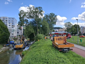 Jeden špatný krok? V Jeseníku hasiči lovili z potoka kráčející bagr