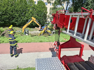 Jeden špatný krok? V Jeseníku hasiči lovili z potoka kráčející bagr