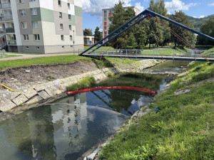 Jeden špatný krok? V Jeseníku hasiči lovili z potoka kráčející bagr