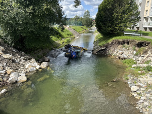 Jeden špatný krok? V Jeseníku hasiči lovili z potoka kráčející bagr