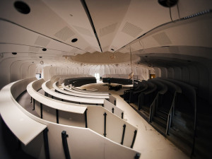 Červené stínění a zelená střecha. V Olomouci míří k dokončení moderní stavba pro budoucí zdravotníky