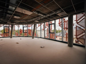 Červené stínění a zelená střecha. V Olomouci míří k dokončení moderní stavba pro budoucí zdravotníky