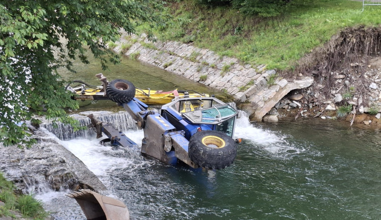 Jeden špatný krok? V Jeseníku hasiči lovili z potoka kráčející bagr