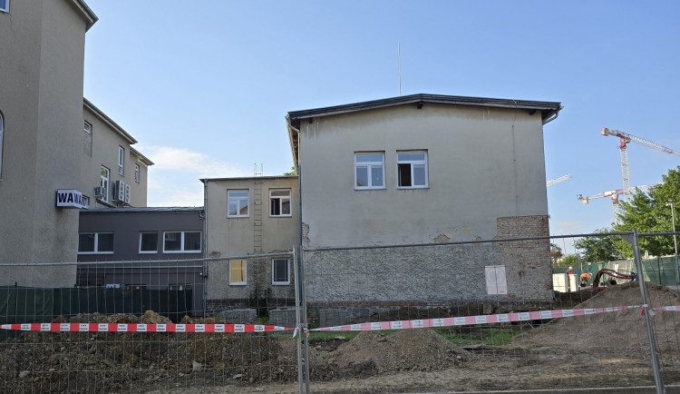 Demolice ve Fakultní nemocnici Olomouc: k zemi půjde část budovy ředitelství