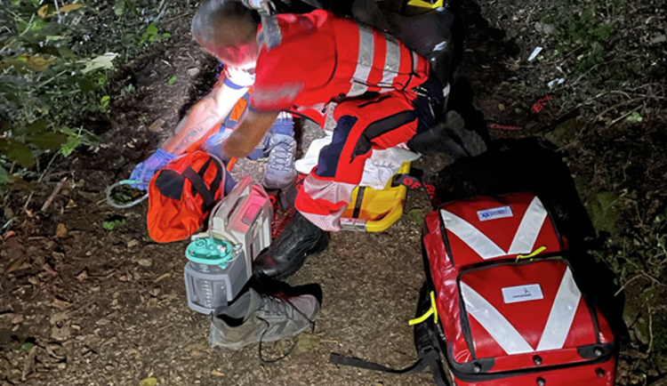 Zřítil se ze srázu a zranil si nohu. Muže ve Znojmě zachránili kolemjdoucí