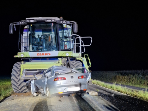 Tragická srážka s kombajnem. Čtyřiapadesátiletý řidič přejel u Dolní Libiny do protisměru