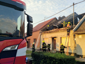 Hasiči měli plné ruce práce. Hořely rodinné domy v Čelechovicích na Hané a Kojetíně