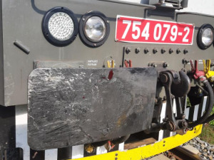 Řidička na Jesenicku přehlédla osobní vlak. Vyvázla v šoku, se zničeným autem, ale bez zranění