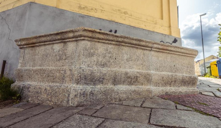 Zpět do minulosti. Kašna v Jihlavě prošla opravou, přibyde i květinová výzdoba