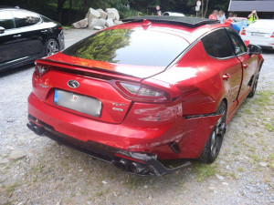 Řidič sporťáku nezvládl na Červenohorském sedle zatáčku číslo 18, skončil ve svodidlech