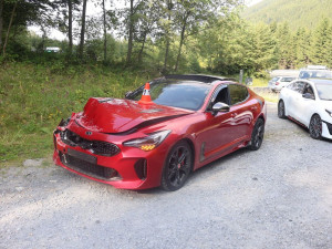 Řidič sporťáku nezvládl na Červenohorském sedle zatáčku číslo 18, skončil ve svodidlech